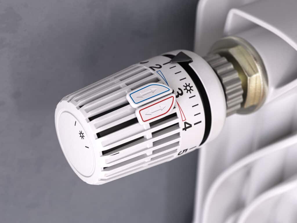 Thermostatisches Heizkörperventil in der Nähe. Temperaturkontrolle und Verbrauchsersparnis Von maxxyustas